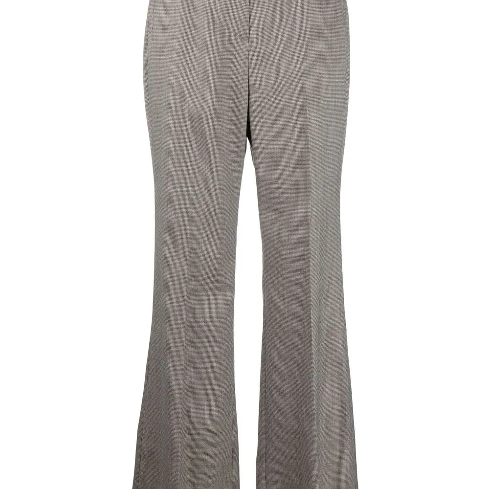 Расклешенные брюки строгого кроя