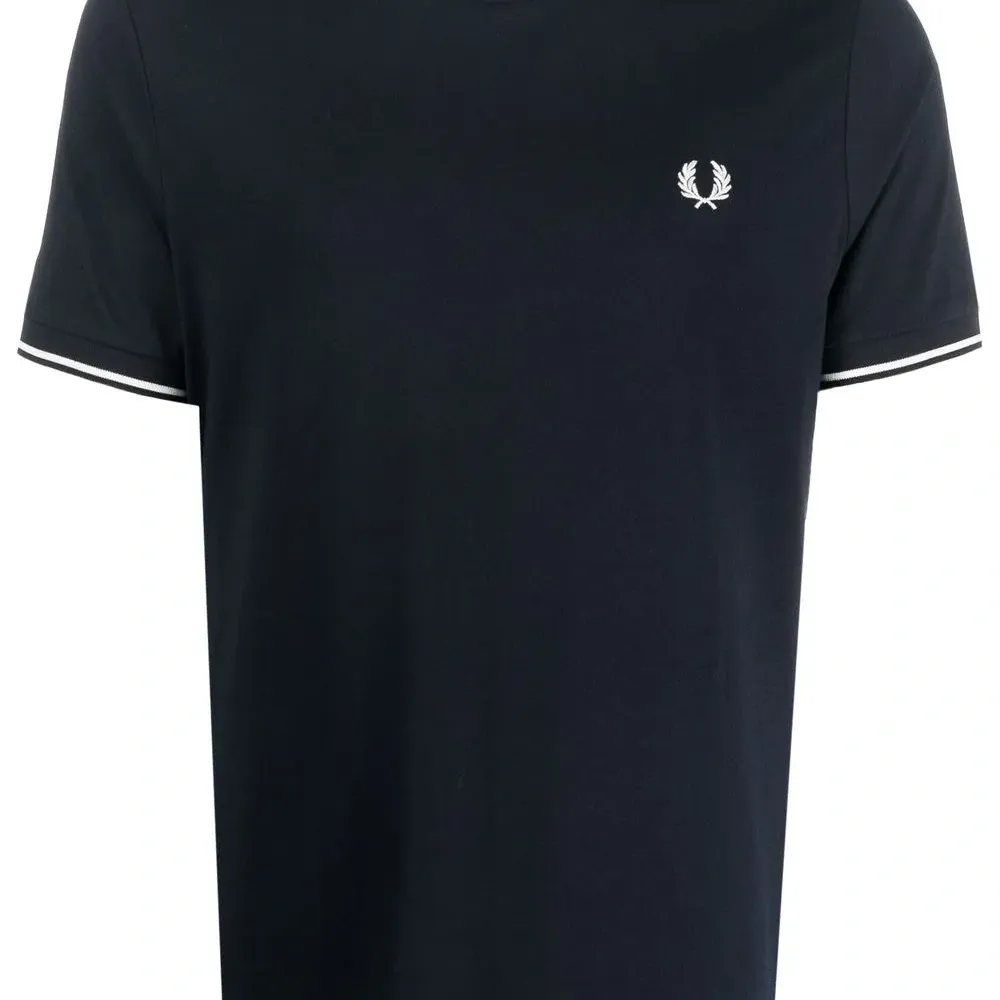 Футболка с вышитым логотипом