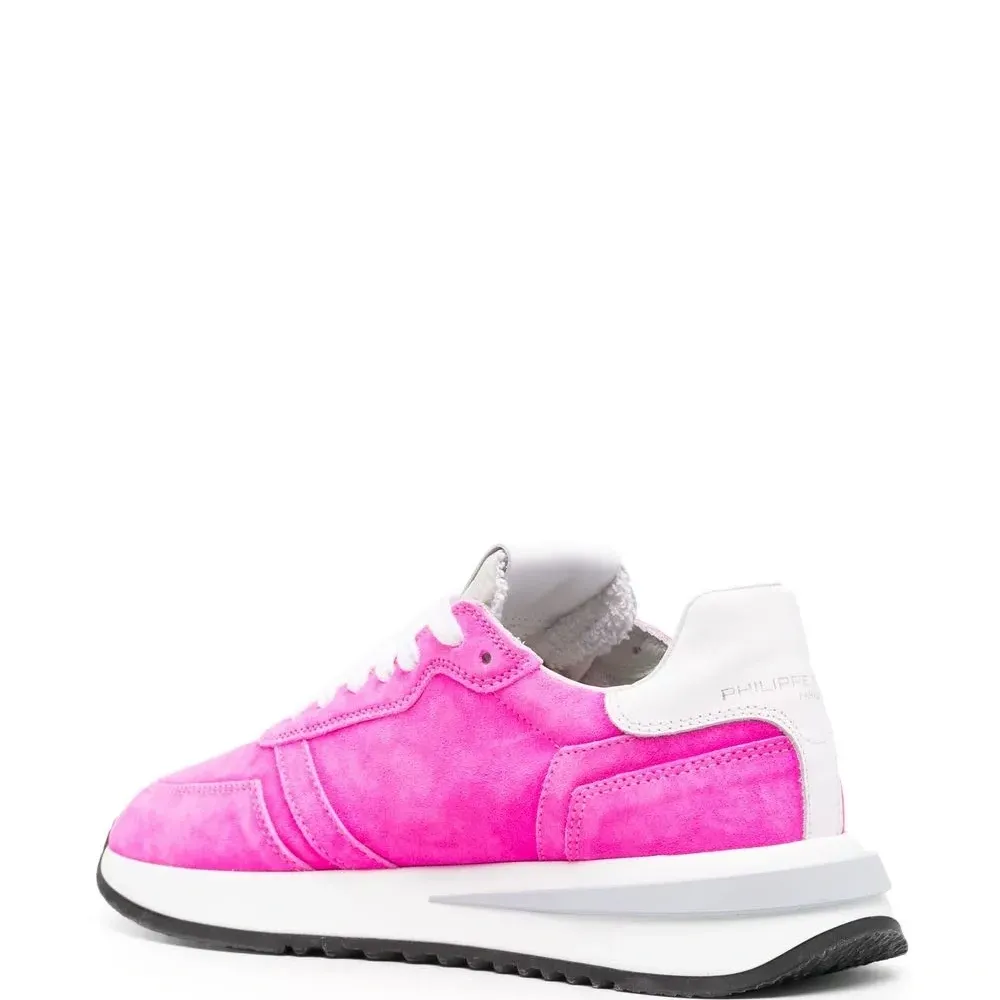 Кроссовки с нашивкой-логотипом