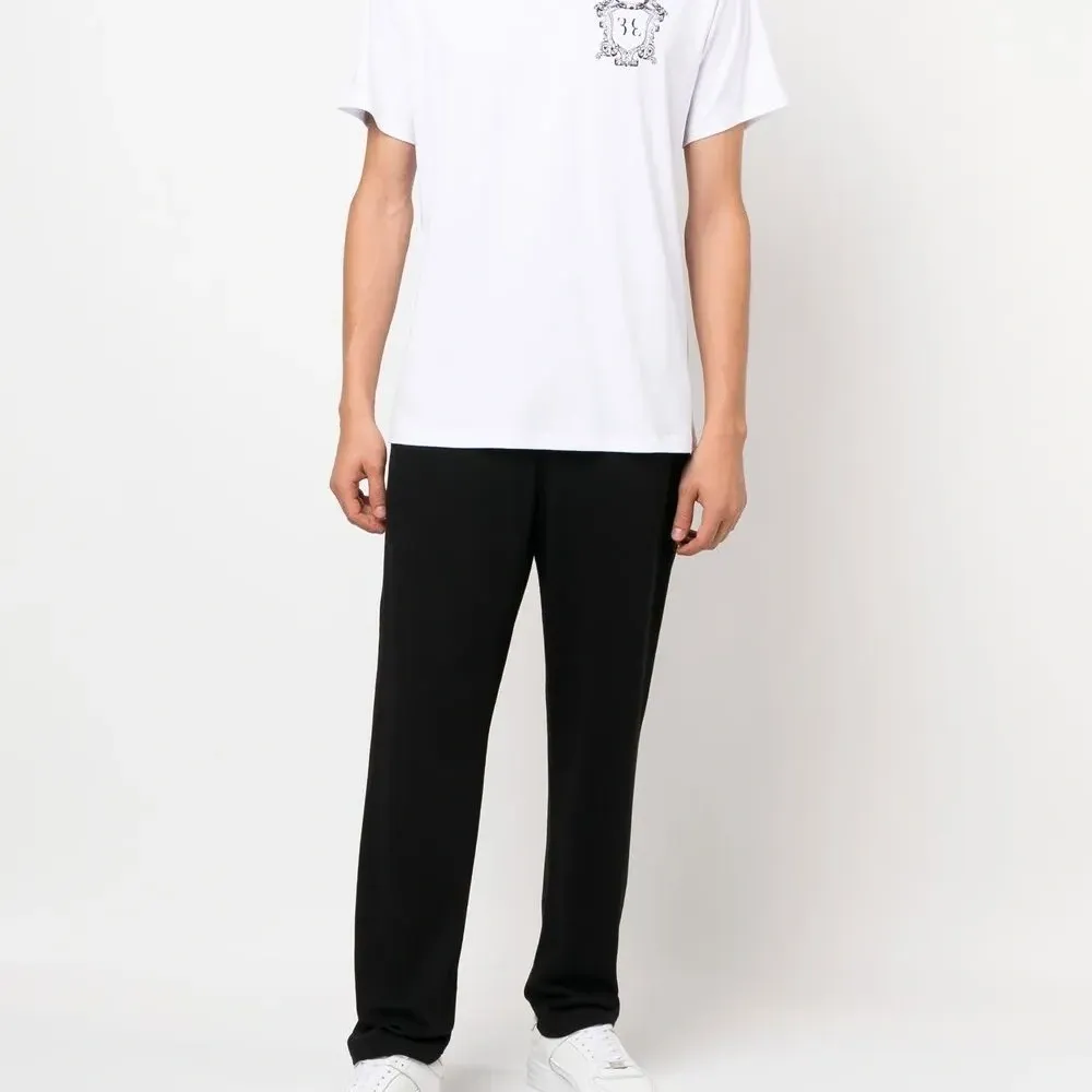 футболка с вышитым логотипом