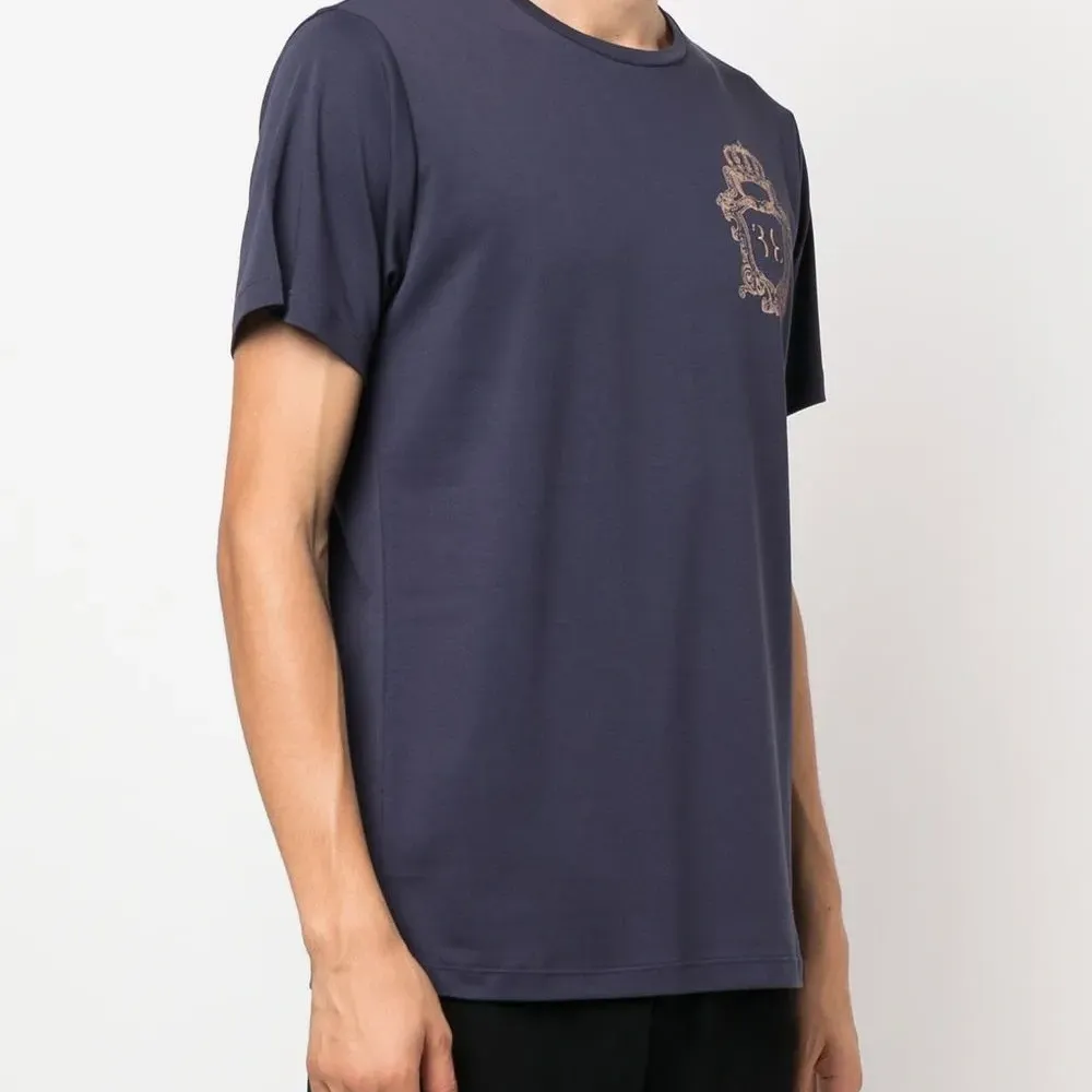 футболка с вышитым логотипом