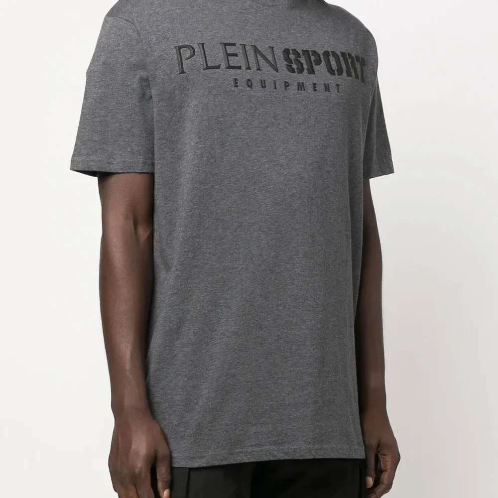 Футболка с логотипом