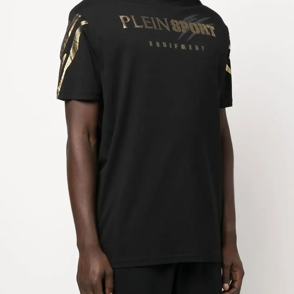 Футболка с логотипом