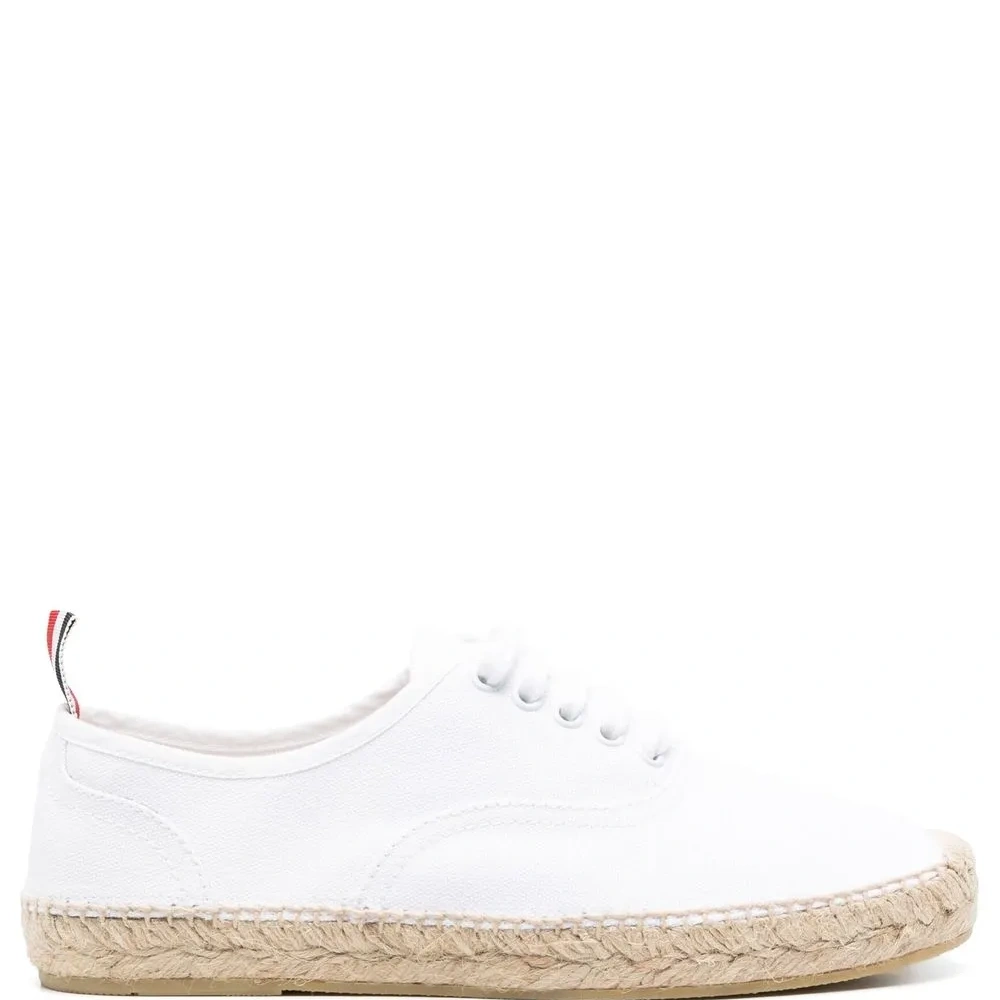 Кроссовки на шнуровке