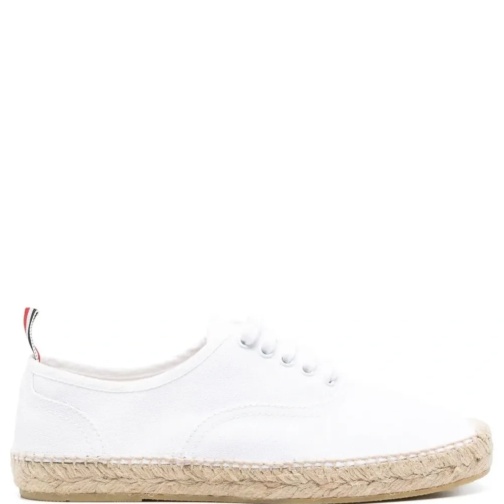 Кроссовки на шнуровке