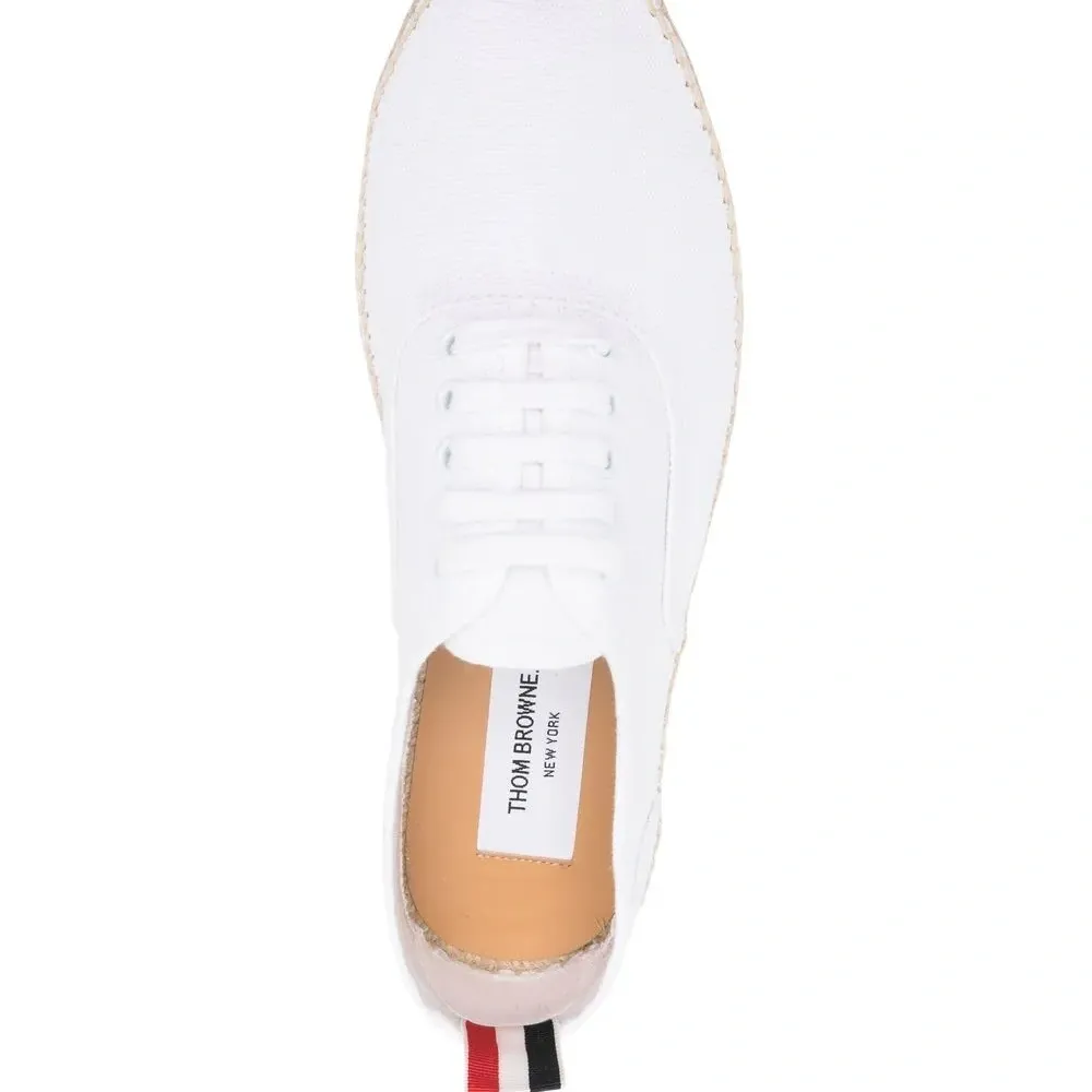 Кроссовки на шнуровке