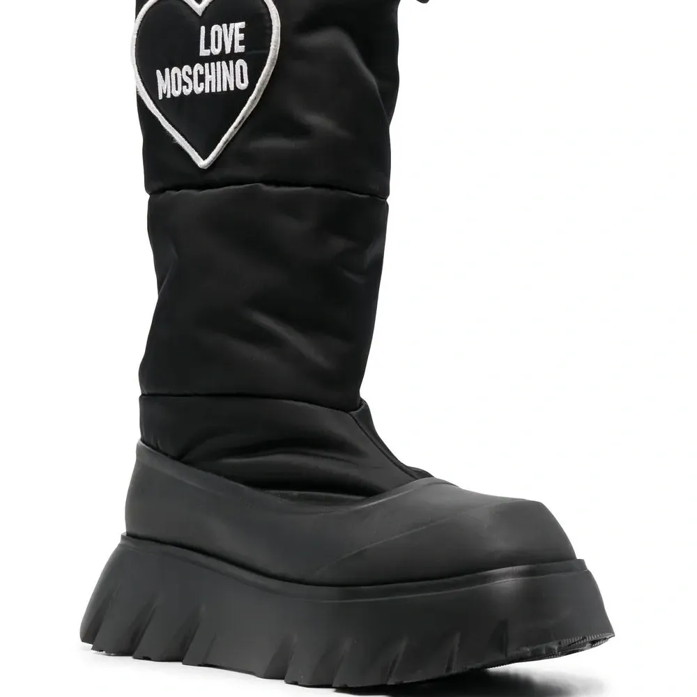 Дутые сапоги с нашивкой