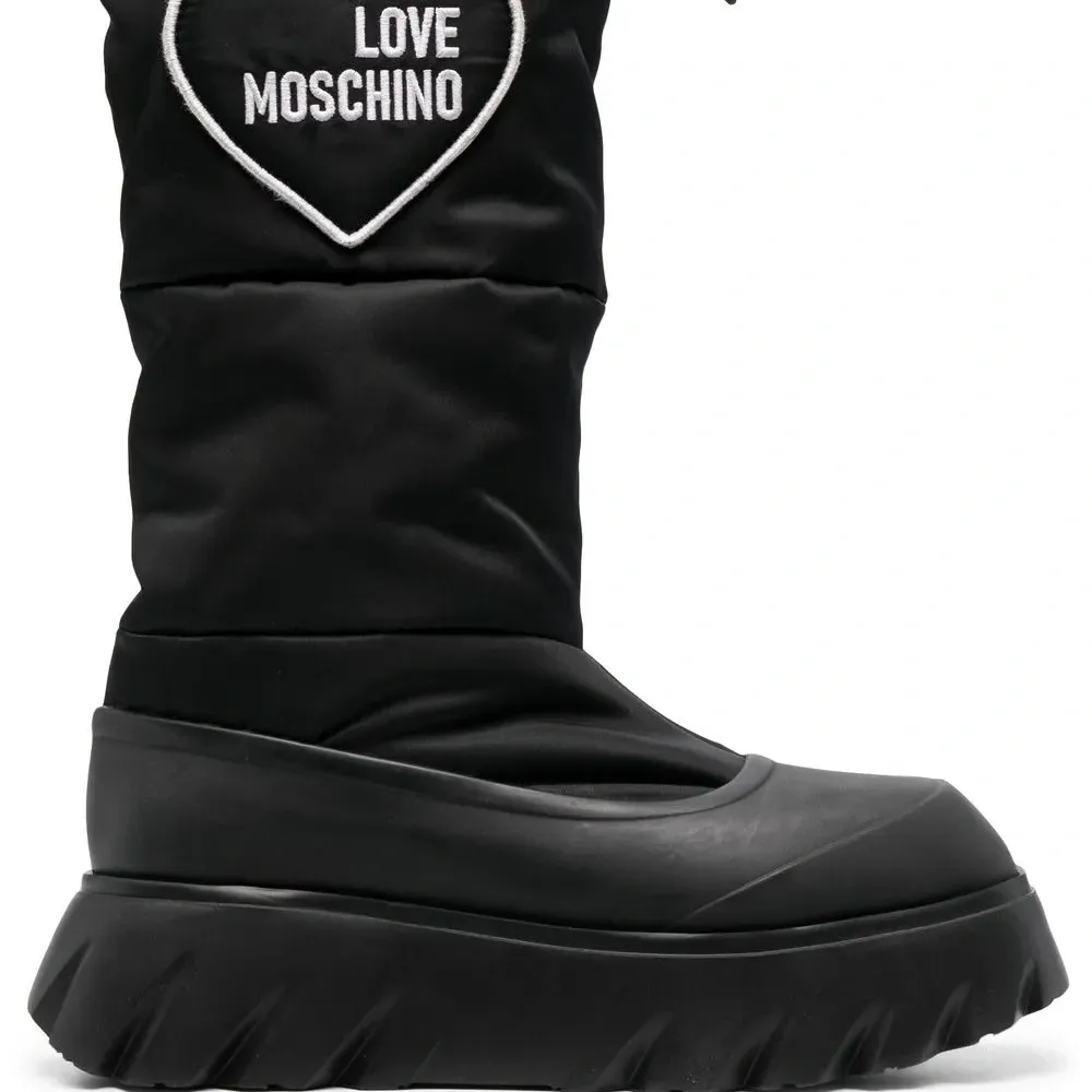 Дутые сапоги с нашивкой