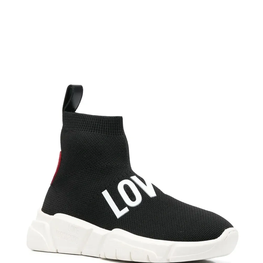 Высокие кроссовки с нашивкой