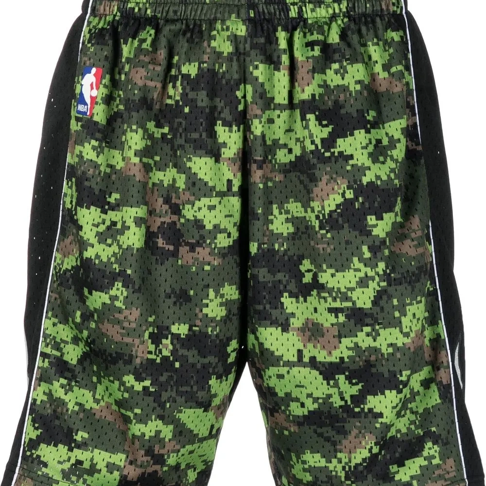 Спортивные шорты с камуфляжным принтом