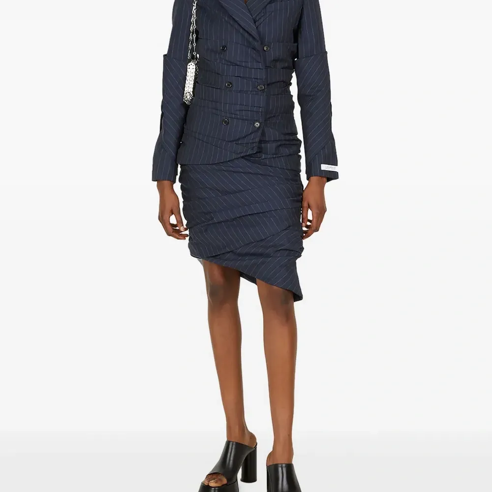 Юбка асимметричного кроя в тонкую полоску