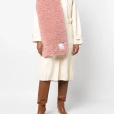 Шарф с нашивкой-логотипом