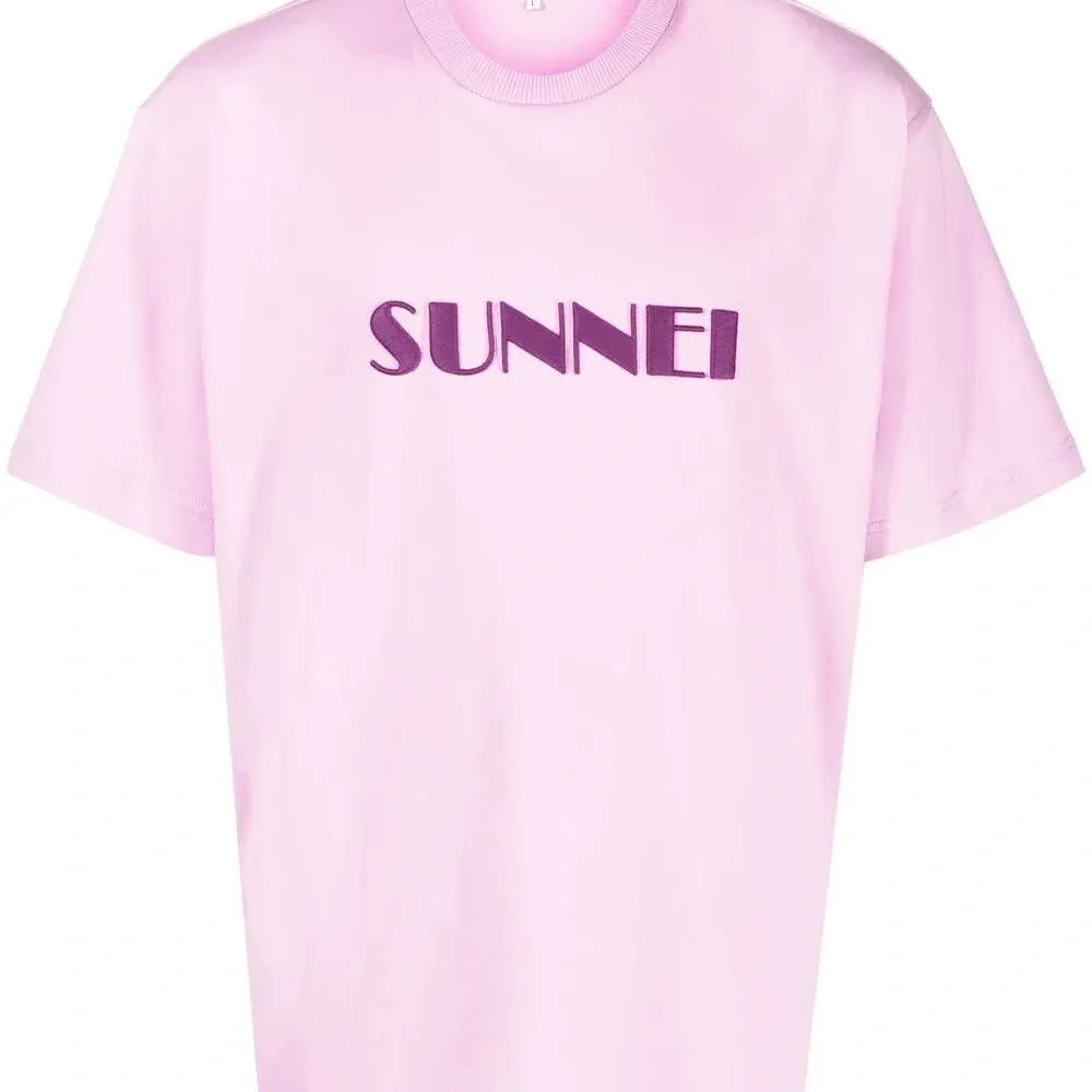 Футболка с вышитым логотипом