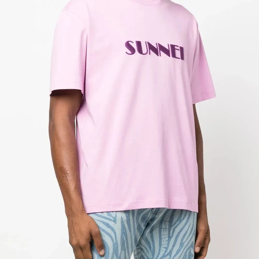 Футболка с вышитым логотипом