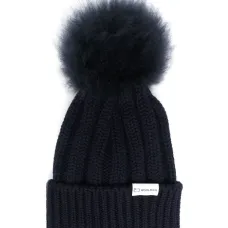 Шапка бини с помпоном и нашивкой-логотипом Шапка бини с помпоном и нашивкой-логотипом
