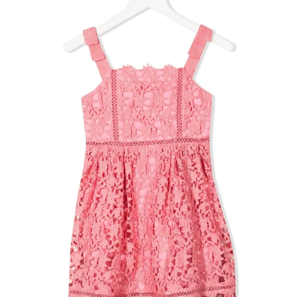 Платье без рукавов с кружевом