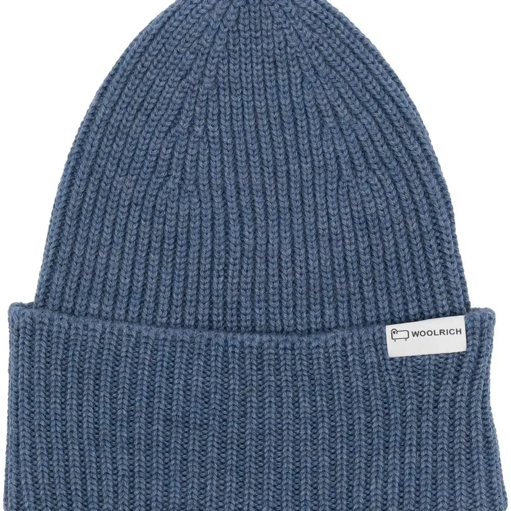 Шерстяная шапка бини в рубчик