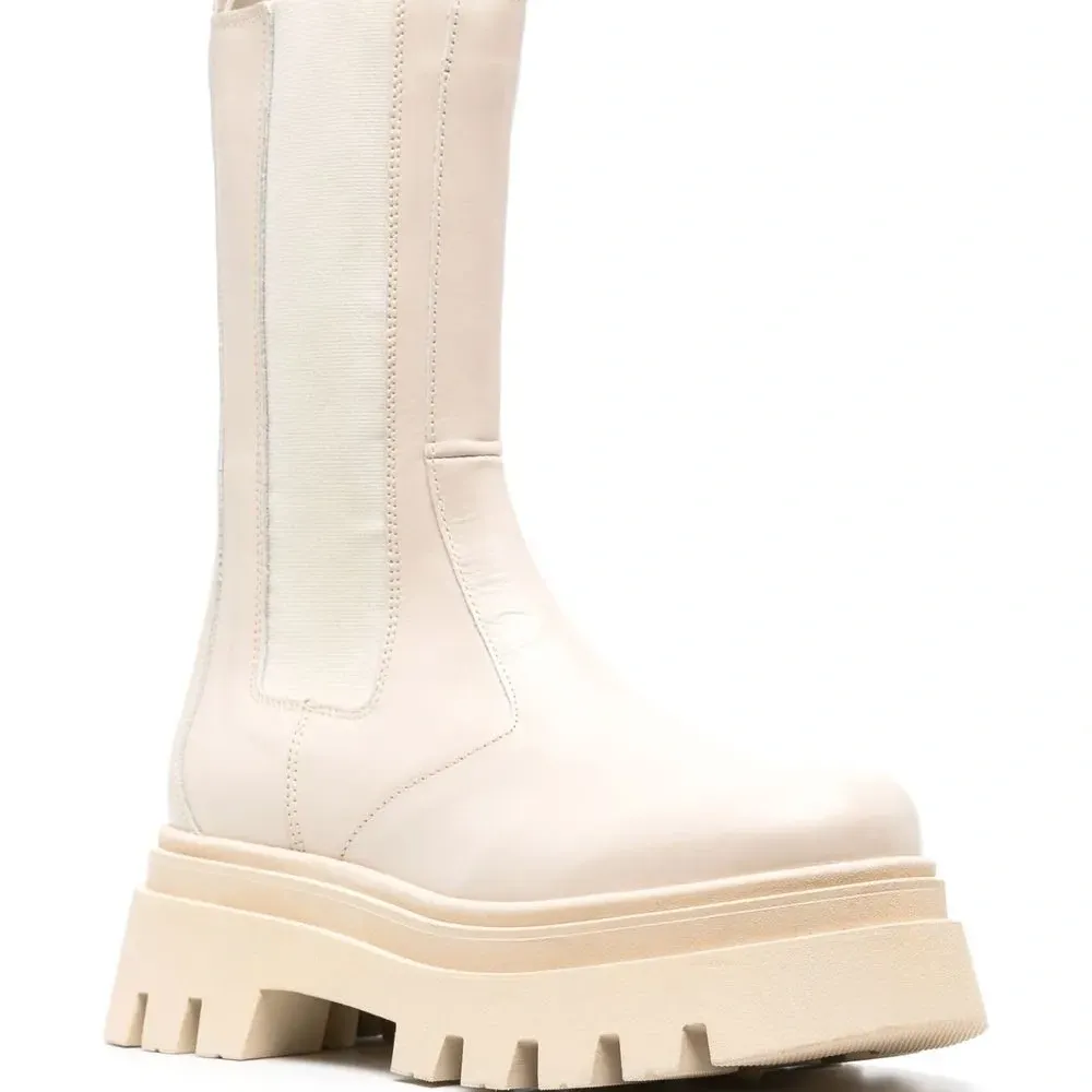 Сапоги на массивной подошве