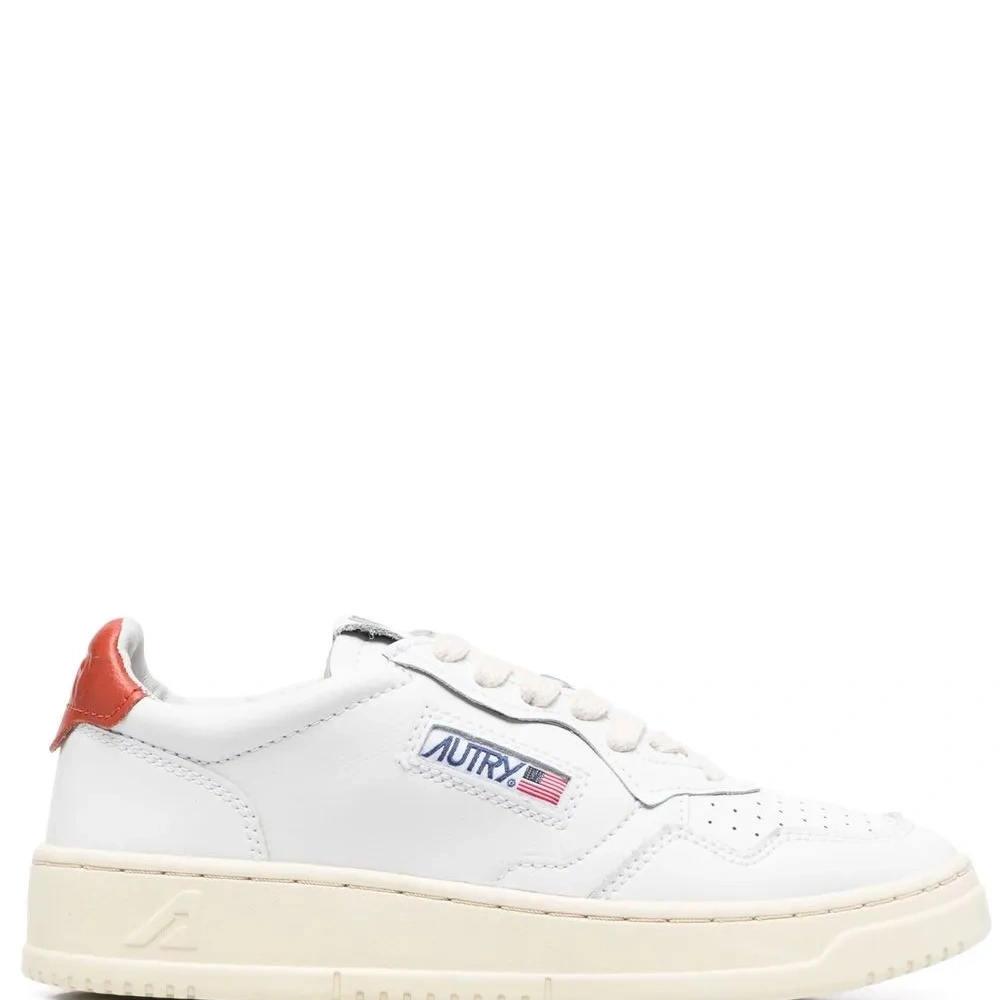 Кроссовки с нашивкой-логотипом