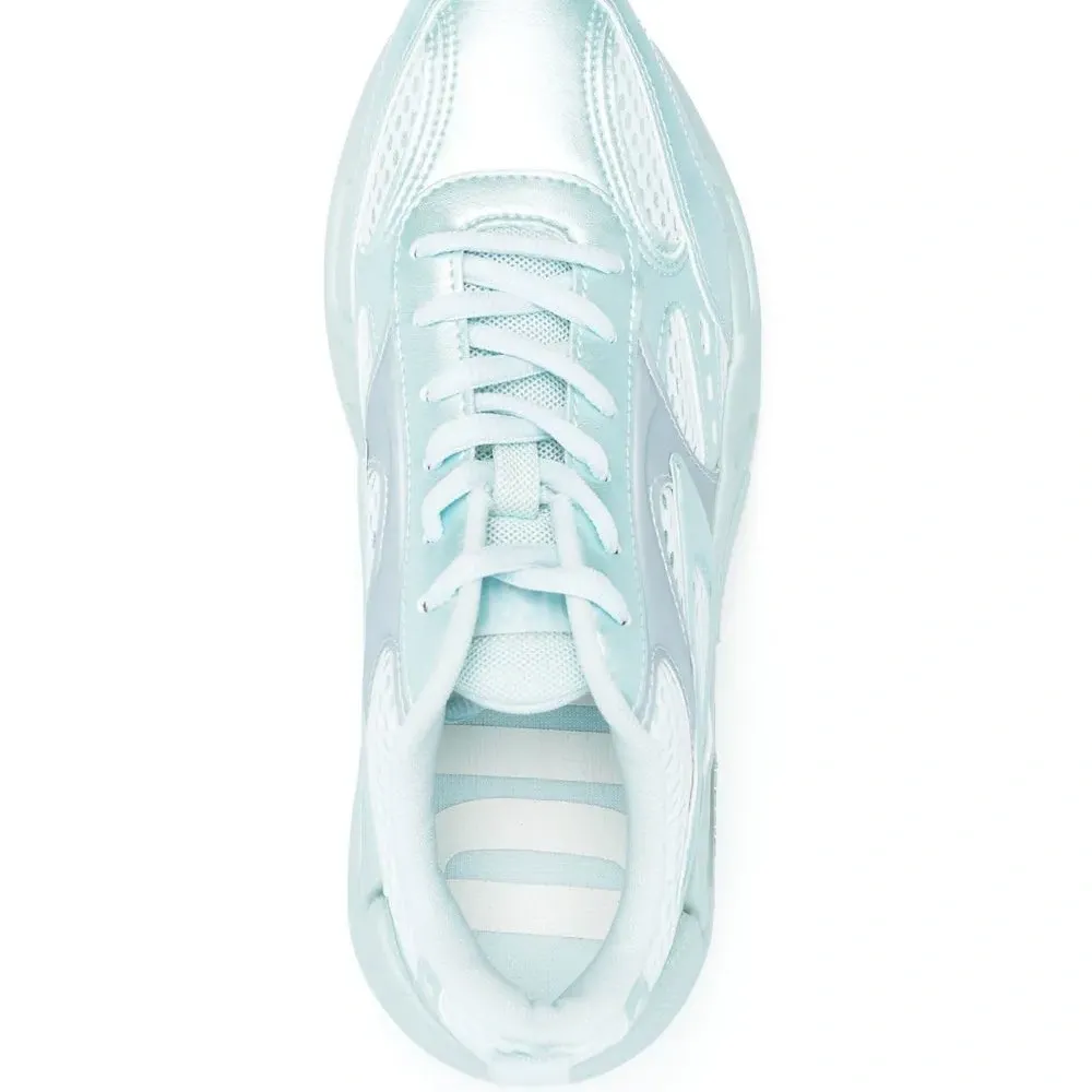 Кроссовки с нашивкой-логотипом