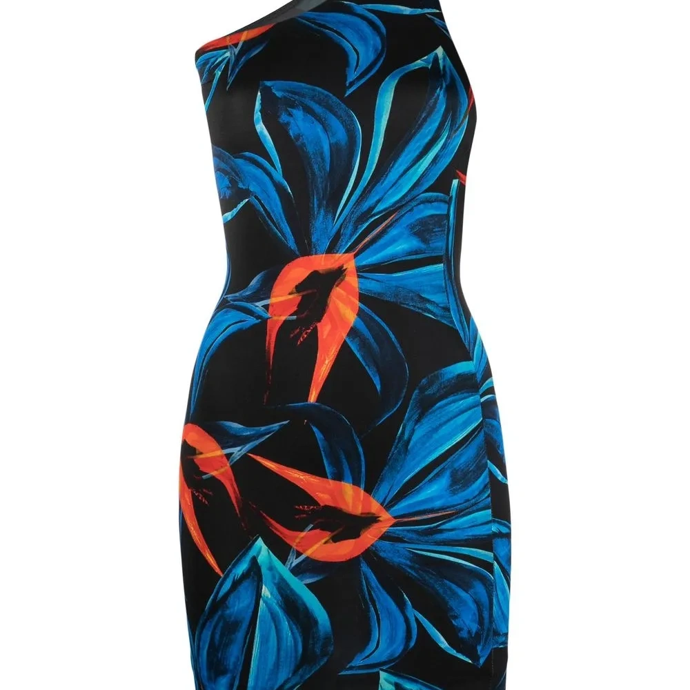 Платье с открытыми плечами и цветочным принтом