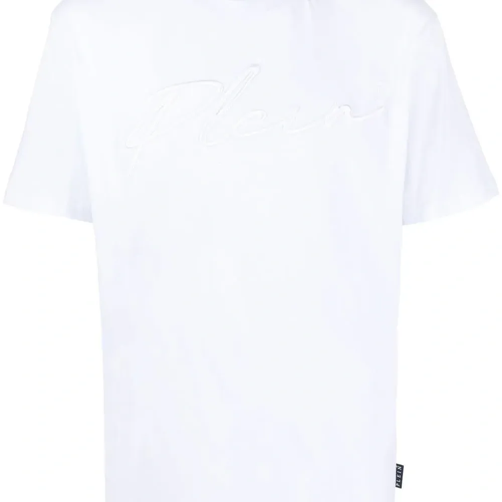 Футболка с вышитым логотипом