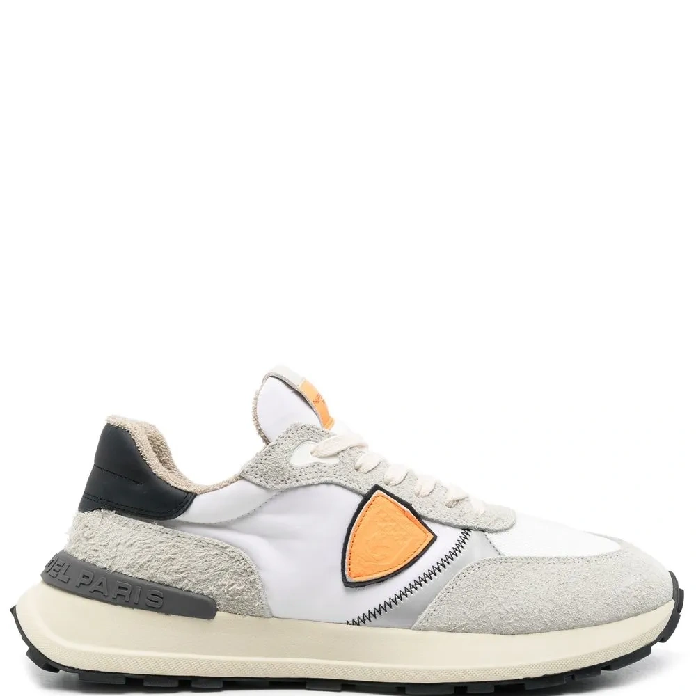 Кроссовки с нашивкой-логотипом