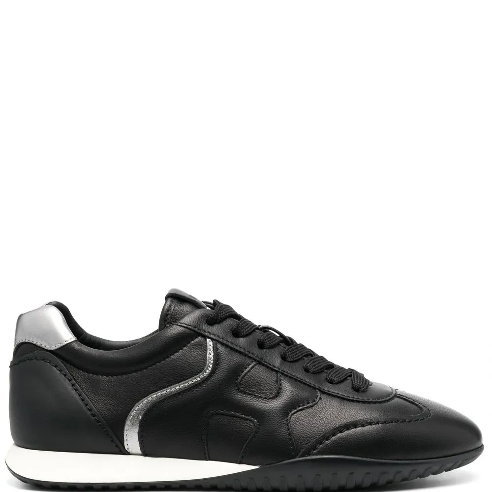 Кроссовки с тисненым логотипом