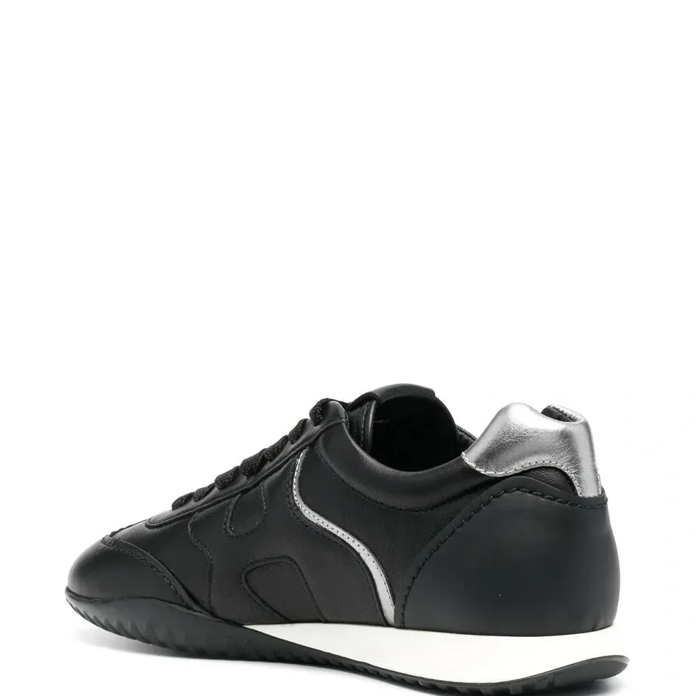 Кроссовки с тисненым логотипом