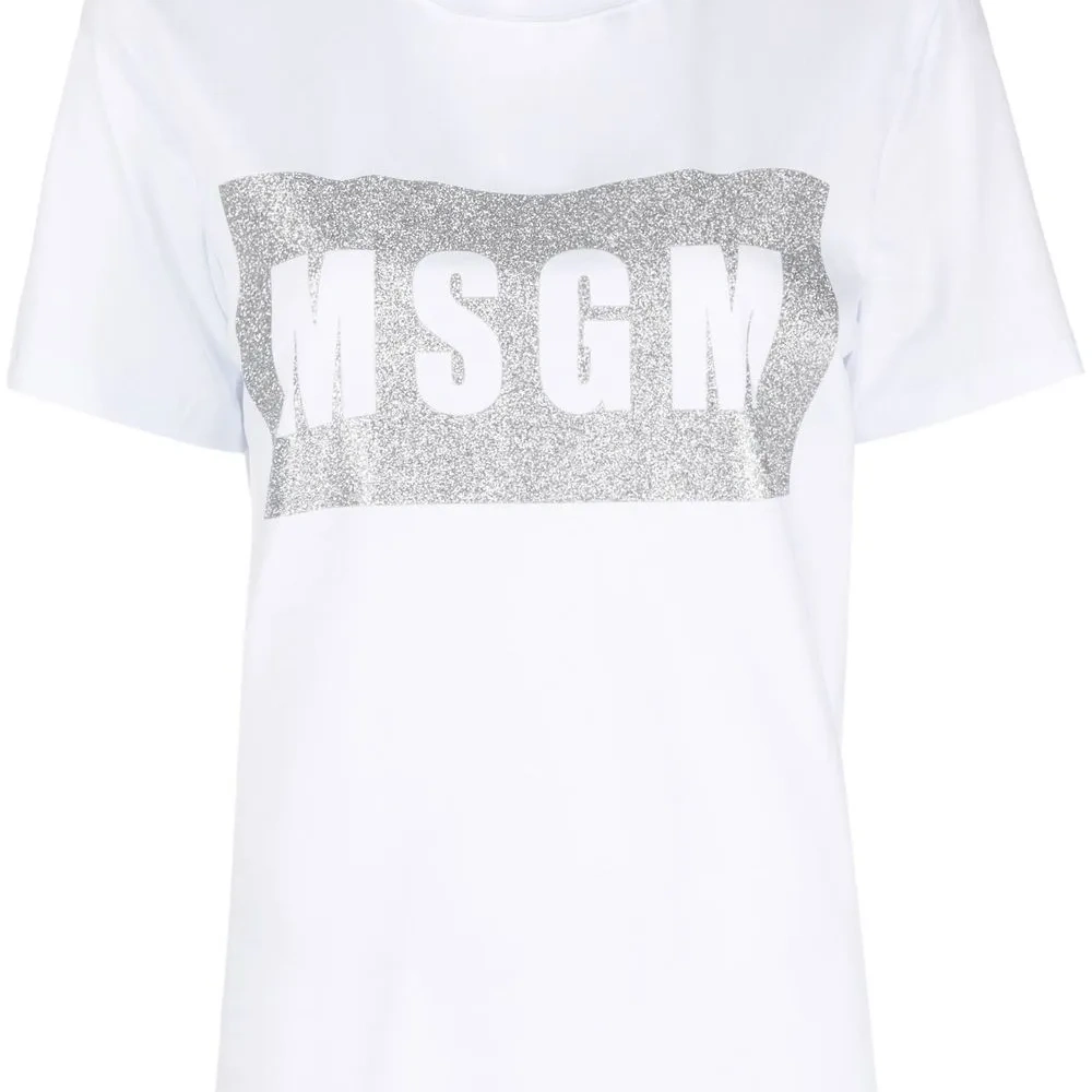 Футболка с логотипом и блестками