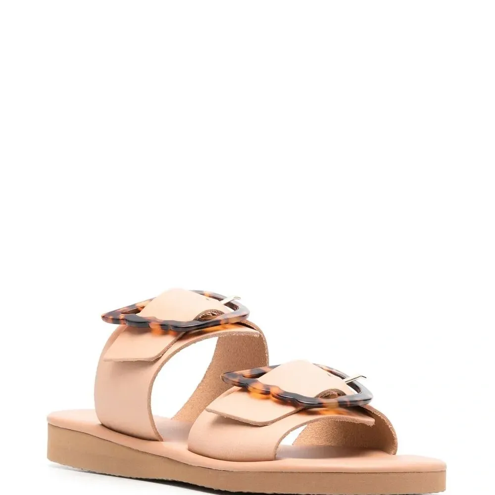 Сандалии с пряжками