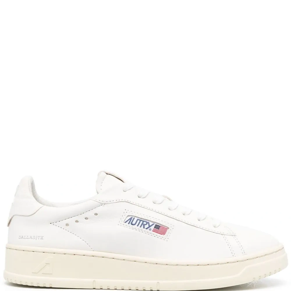 Кроссовки с нашивкой-логотипом