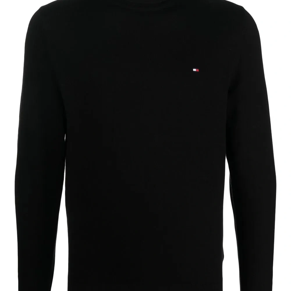 Топ с высоким воротником и вышитым логотипом