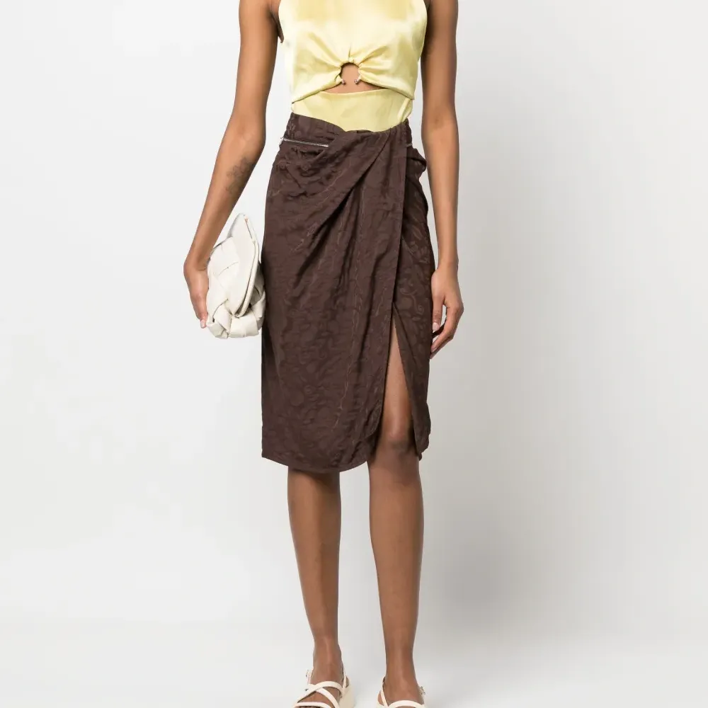 Атласный топ без рукавов с вырезами