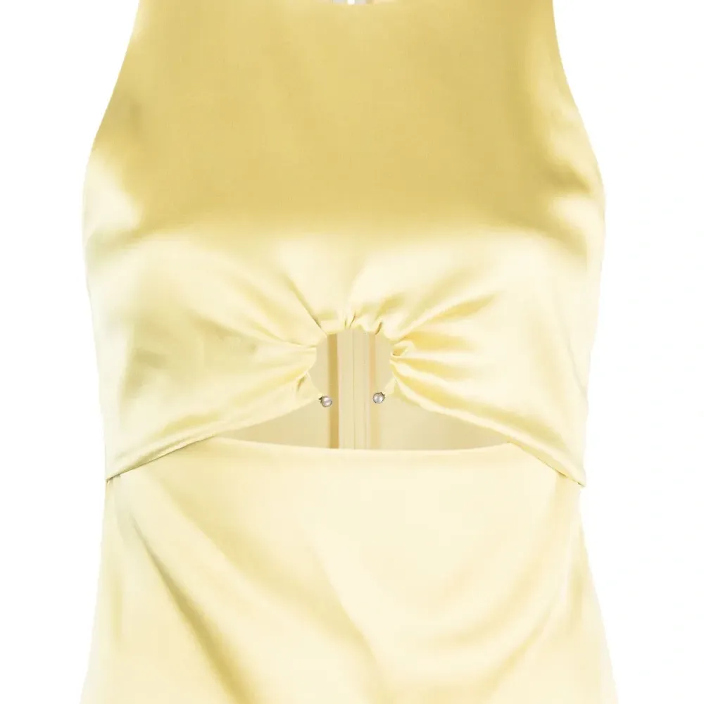 Атласный топ без рукавов с вырезами