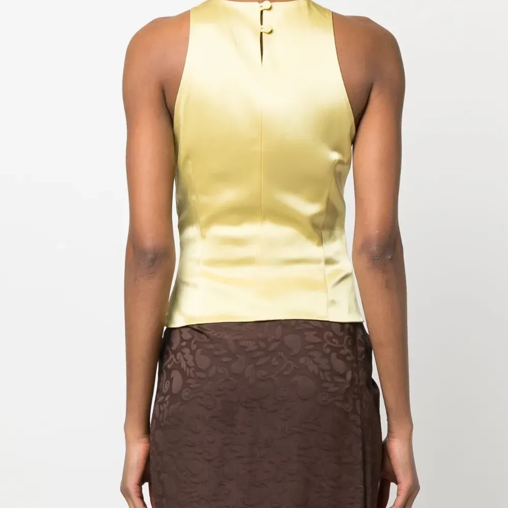 Атласный топ без рукавов с вырезами