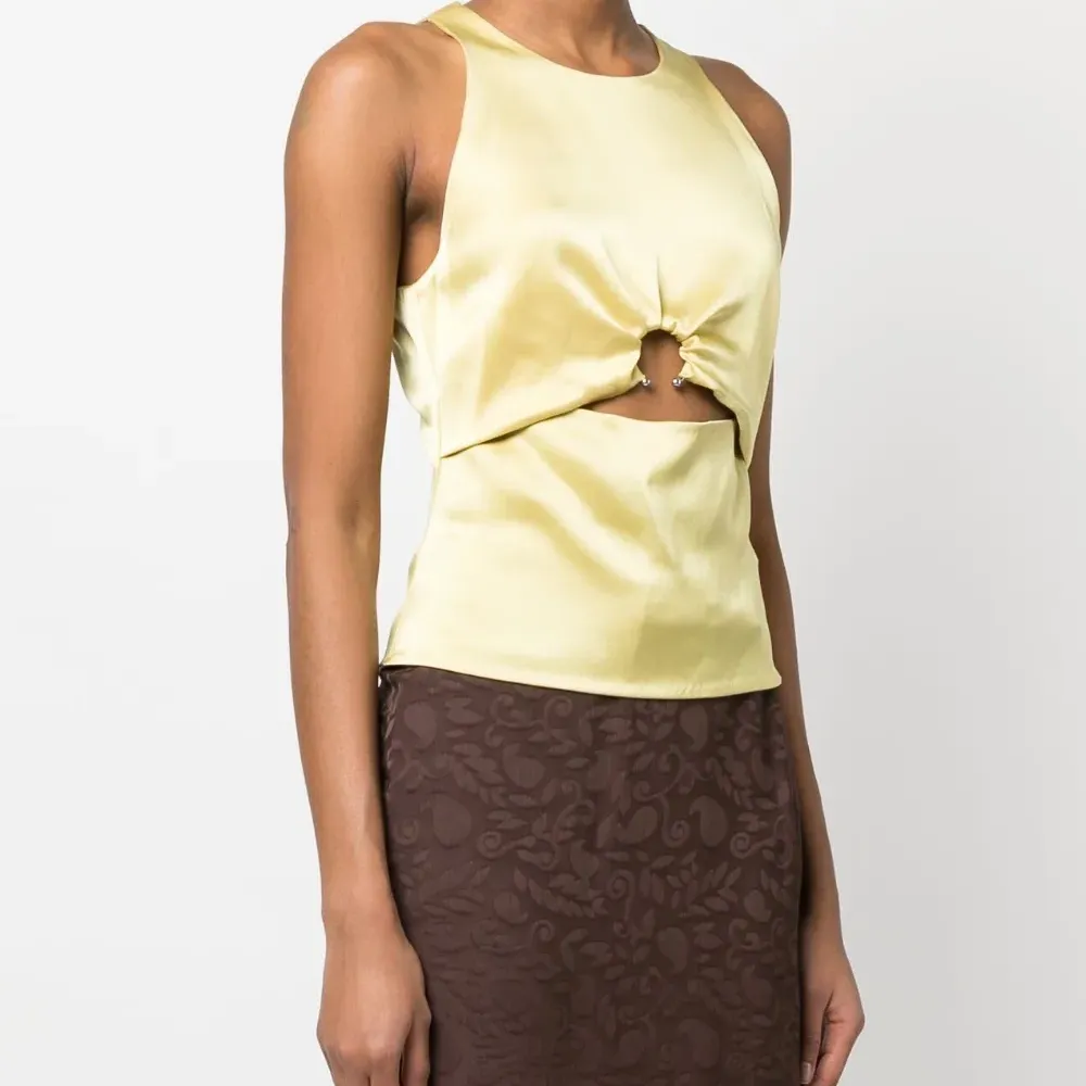 Атласный топ без рукавов с вырезами