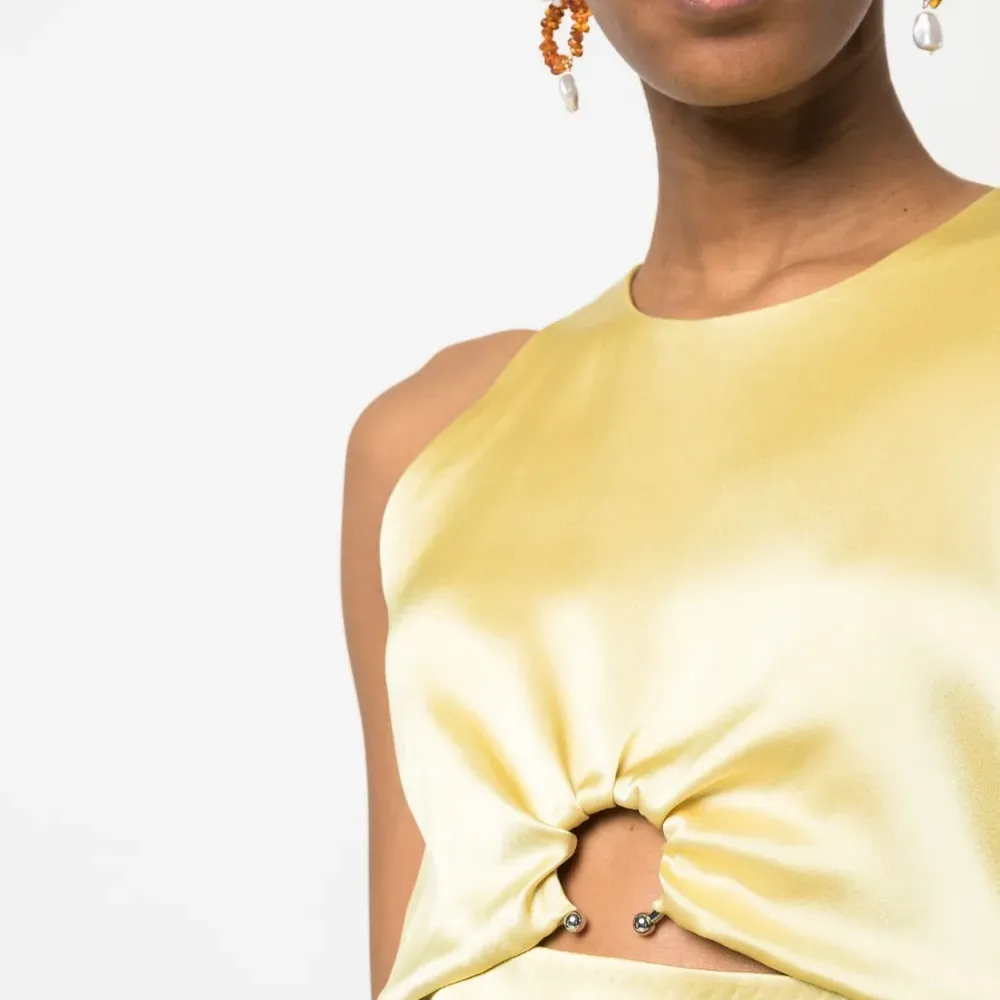 Атласный топ без рукавов с вырезами