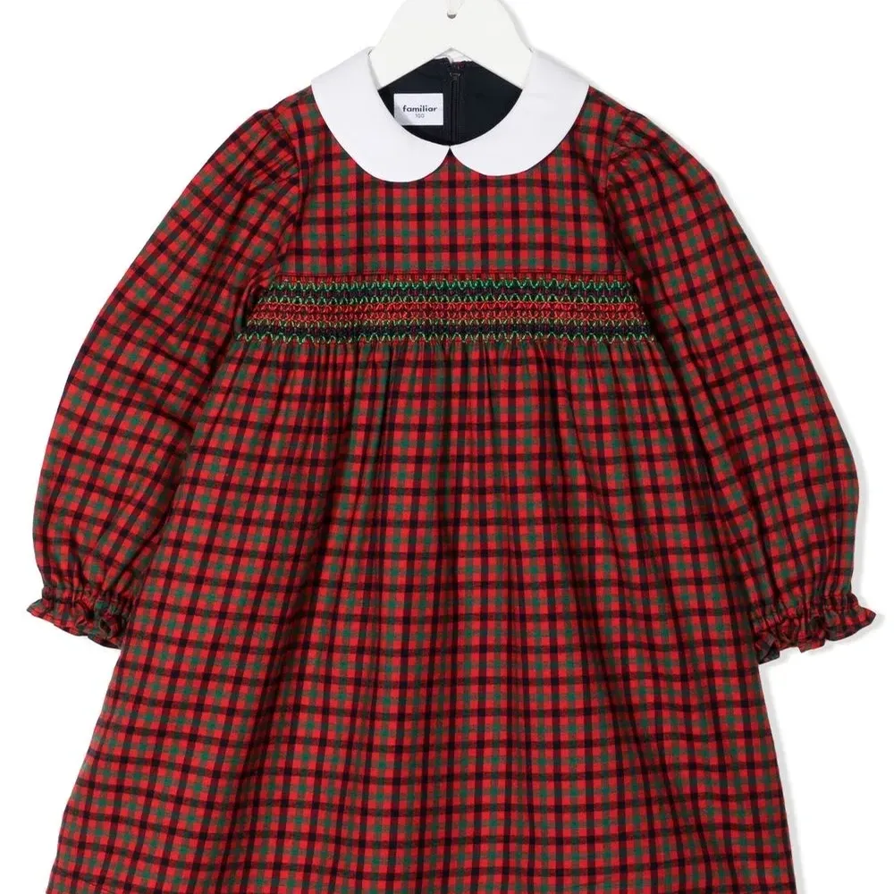 Клетчатое платье с длинными рукавами