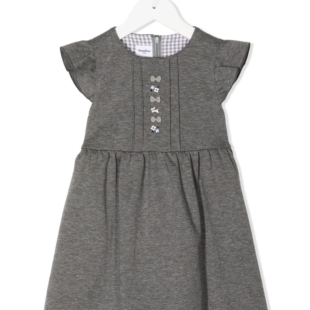 Платье с вышивкой и рукавами кап