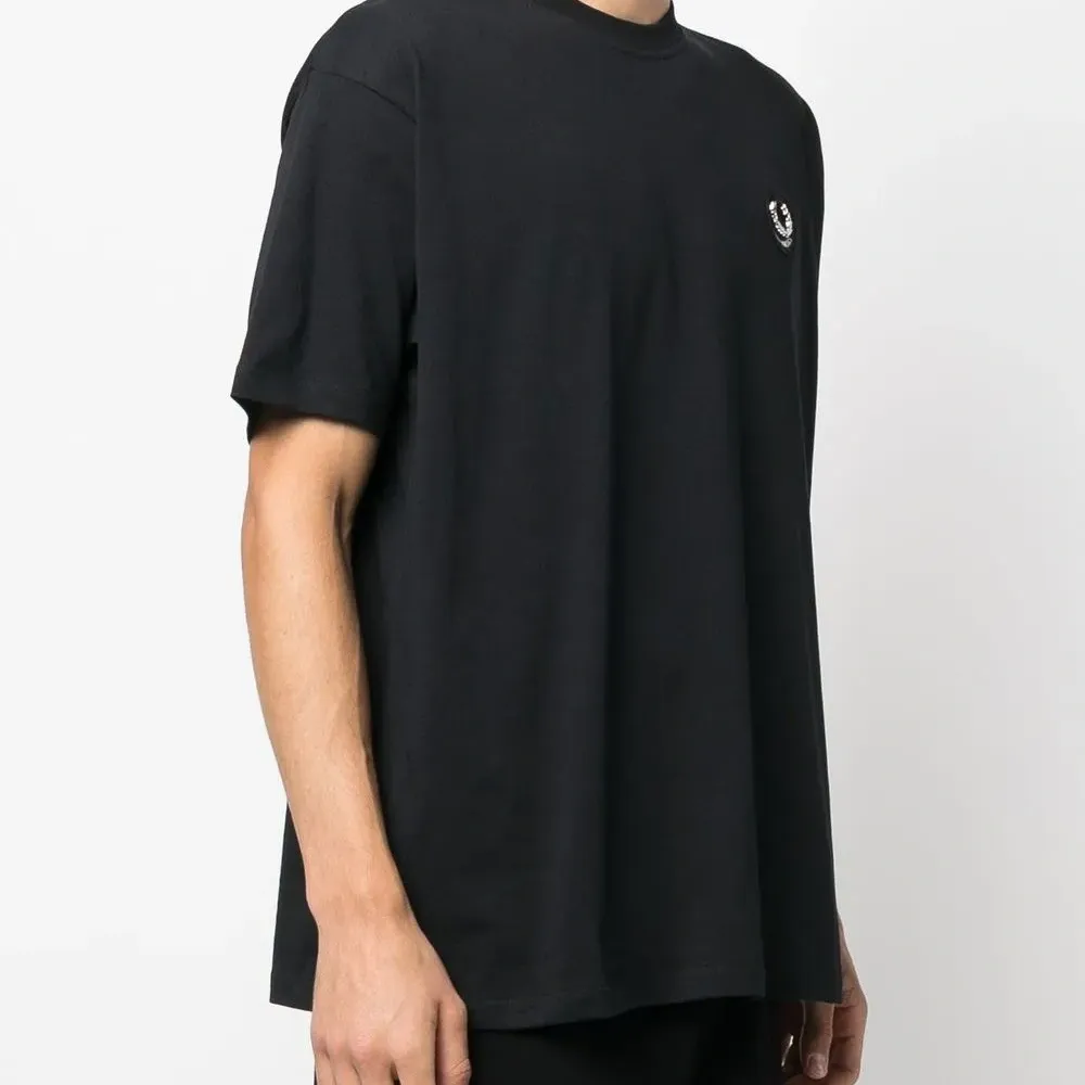 Футболка с нашивкой-логотипом