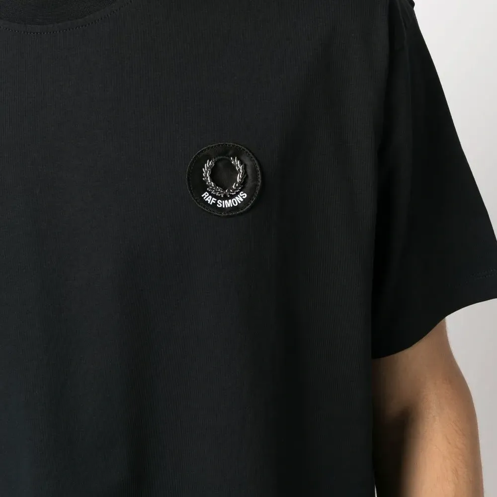 Футболка с нашивкой-логотипом