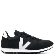 Кроссовки с нашивкой-логотипом