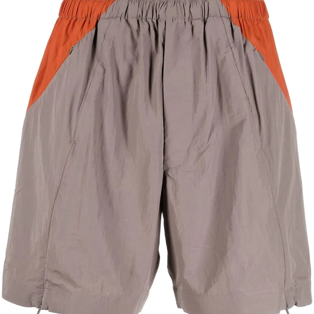 Спортивные шорты в стиле колор-блок