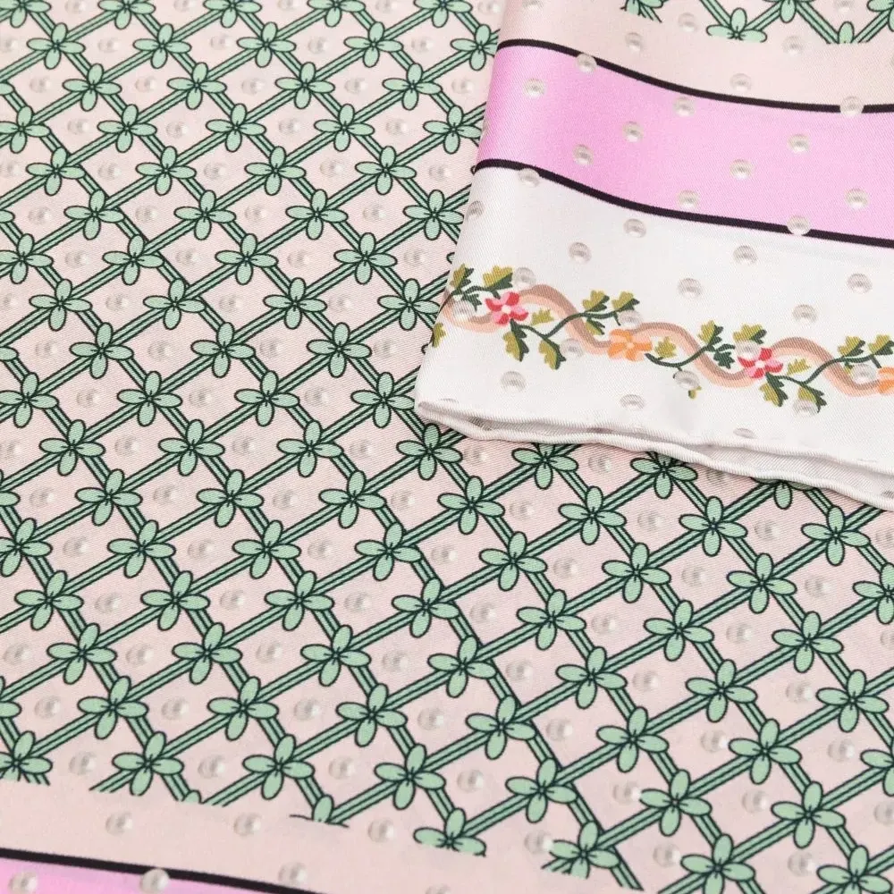 Шелковый платок с графичным принтом