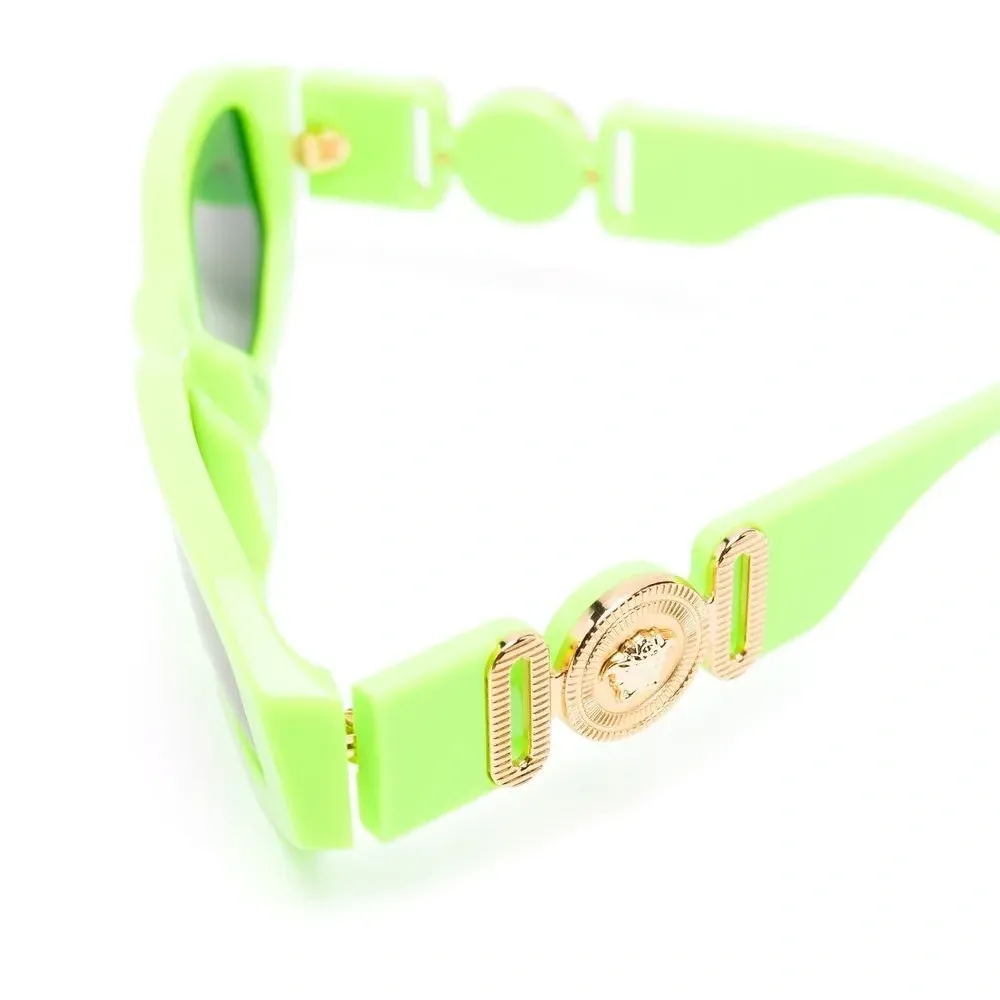 солнцезащитные очки в квадратной оправе