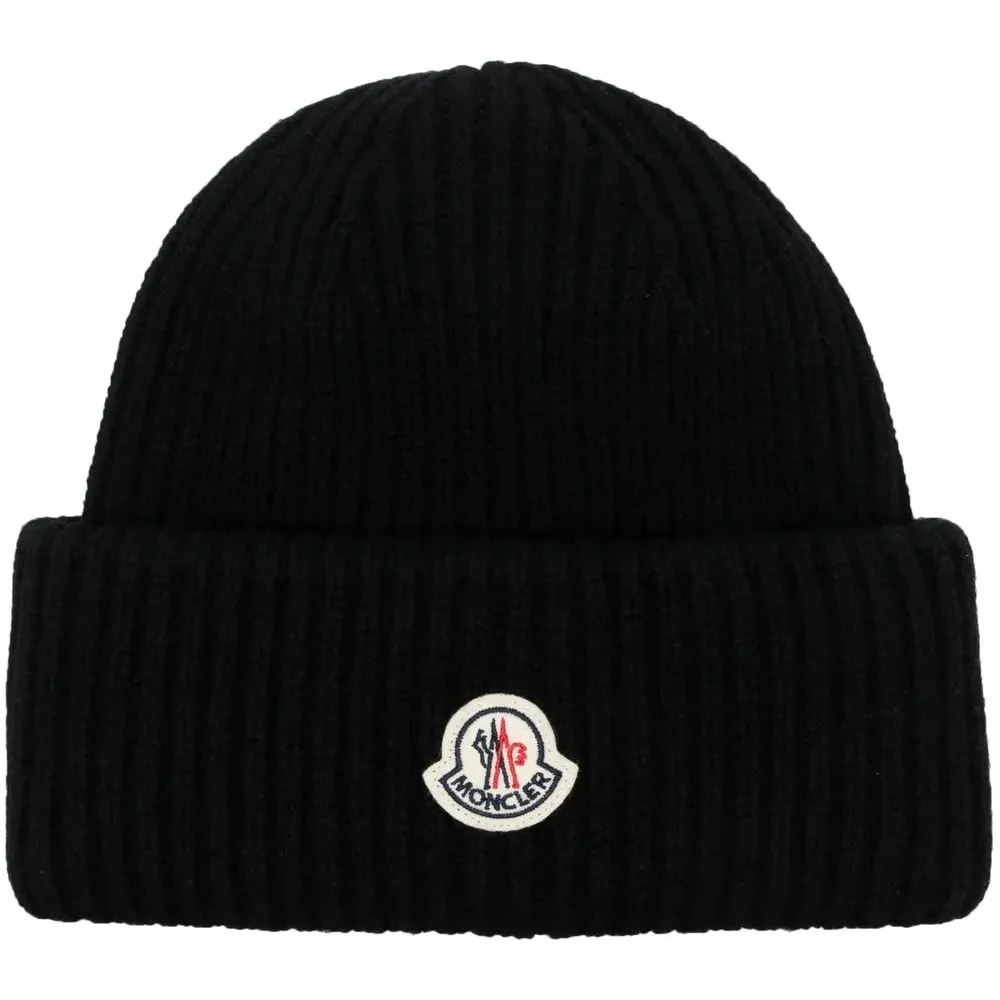 Шапка бини в рубчик с нашивкой-логотипом