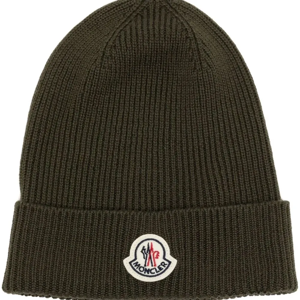 Шапка бини в рубчик с нашивкой-логотипом