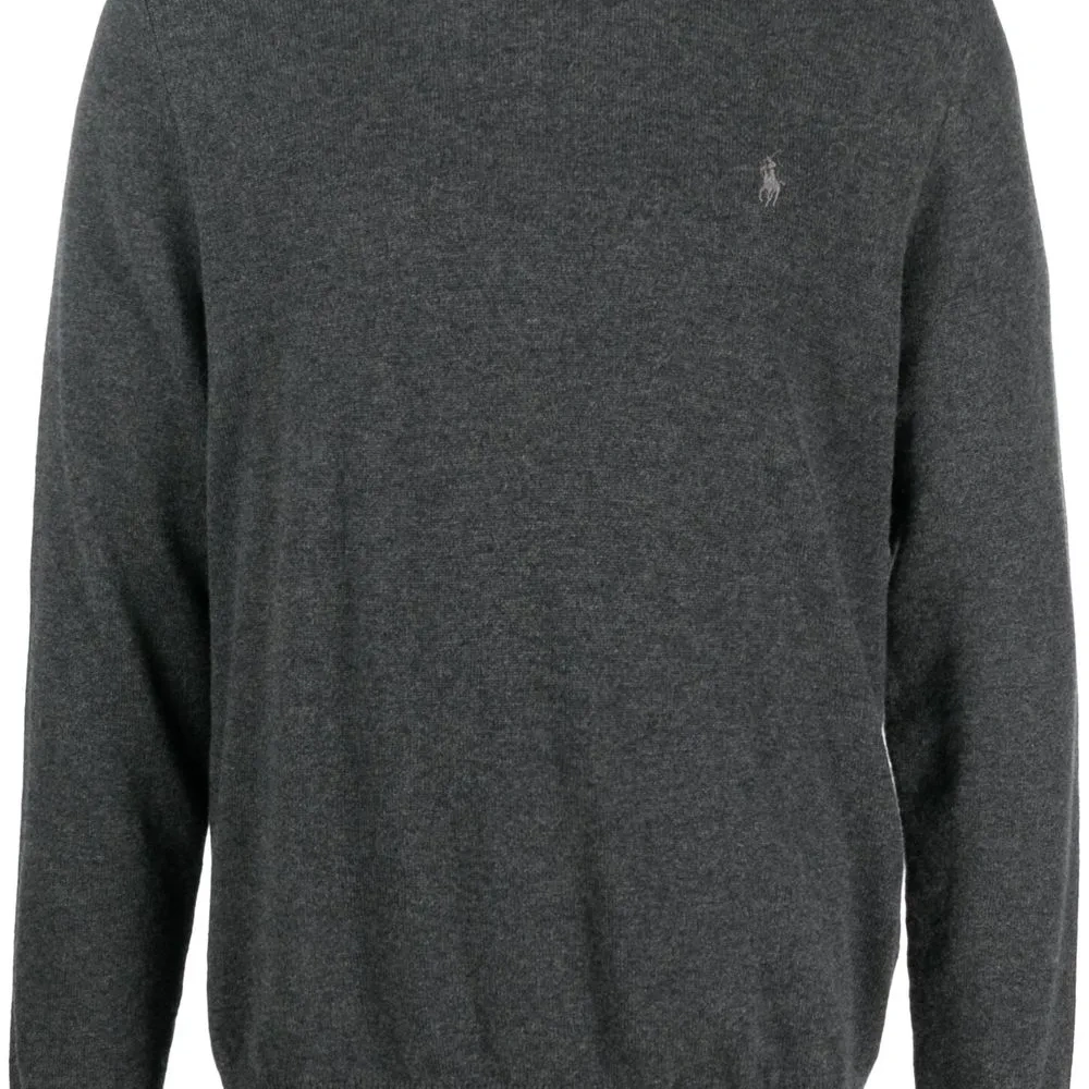 Джемпер с вышитым логотипом