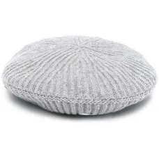 Шапка в рубчик с нашивкой-логотипом